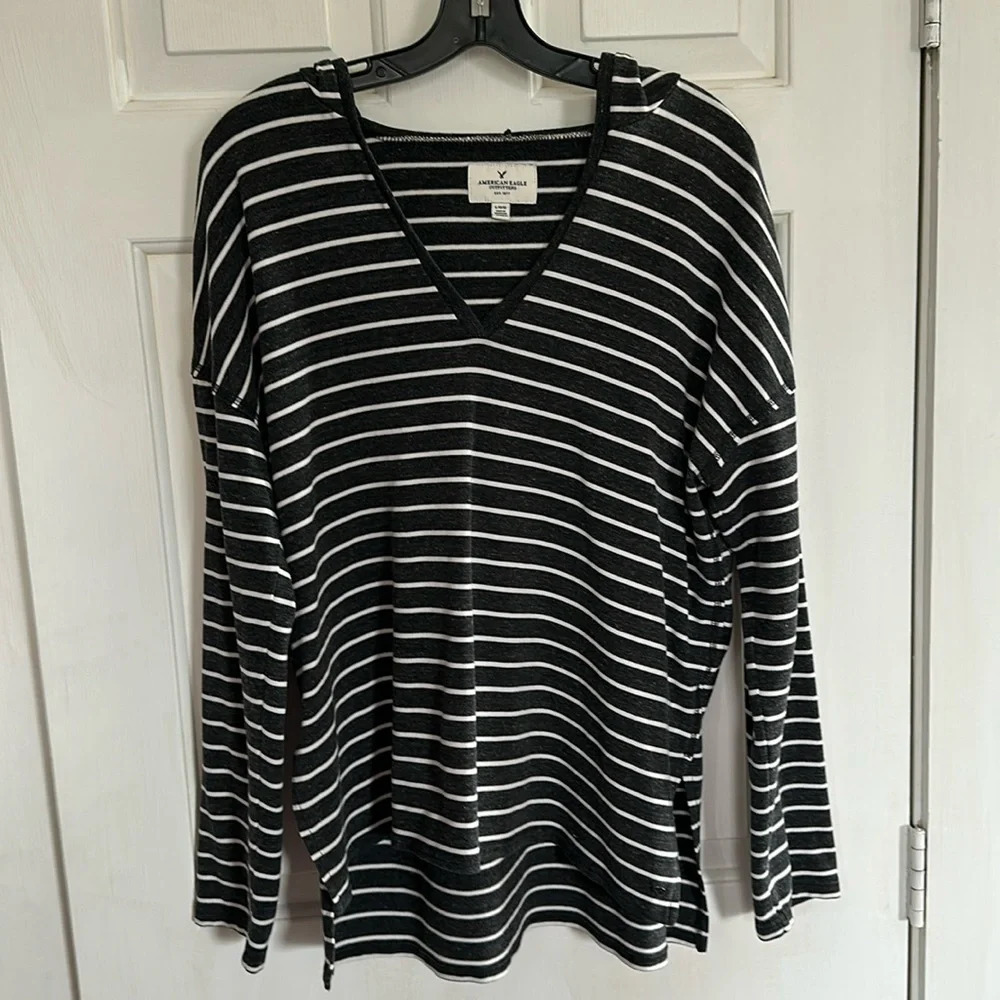 American Eagle Vneck light weight hoodie size large